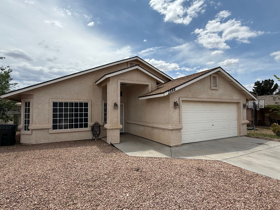 2844 Lovin Ave in Kingman, AZ - Building Photo