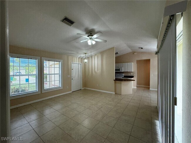 2732 NE 7th Pl in Cape Coral, FL - Building Photo - Building Photo