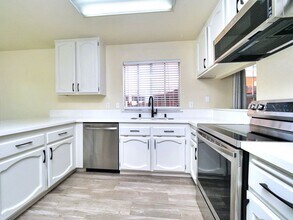 1168 Pebblewood Dr in Sacramento, CA - Building Photo - Building Photo