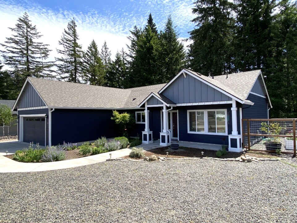 1190 Red Hawk Ct in Stevenson, WA - Building Photo