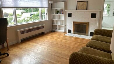 72 Holyoke St in Easthampton, MA - Foto de edificio - Building Photo