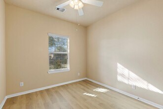 7014 Hazelnut Ln in Baytown, TX - Building Photo - Building Photo