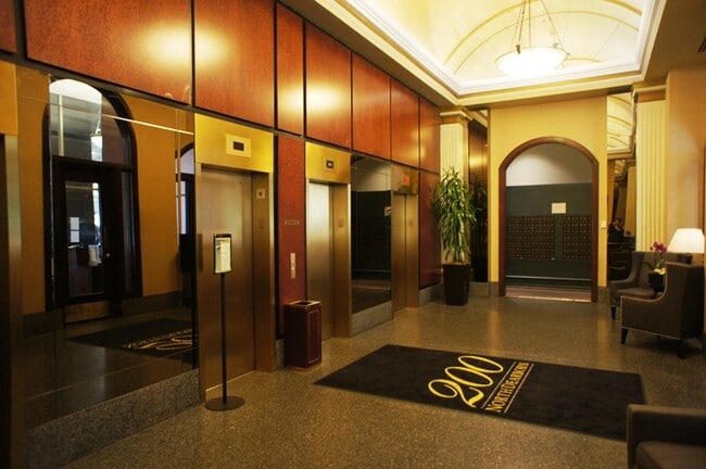 200 N Dearborn St, Unit 3708 in Chicago, IL - Building Photo - Building Photo