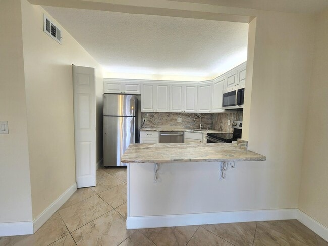 310 Knotty Pine Cir in Greenacres, FL - Building Photo - Building Photo