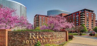 1121 Arlington Blvd, Unit 141 in Arlington, VA - Building Photo