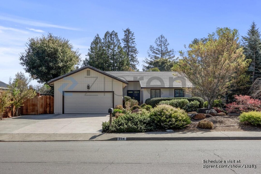 754 Sutro Ave in Novato, CA - Building Photo