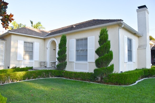 910 E Maple Ave in Orange, CA - Building Photo - Building Photo