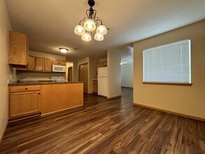 1965 Deerfield Dr in McPherson, KS - Building Photo - Building Photo