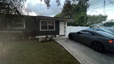 6390 Hayes St in Hollywood, FL - Building Photo - Building Photo