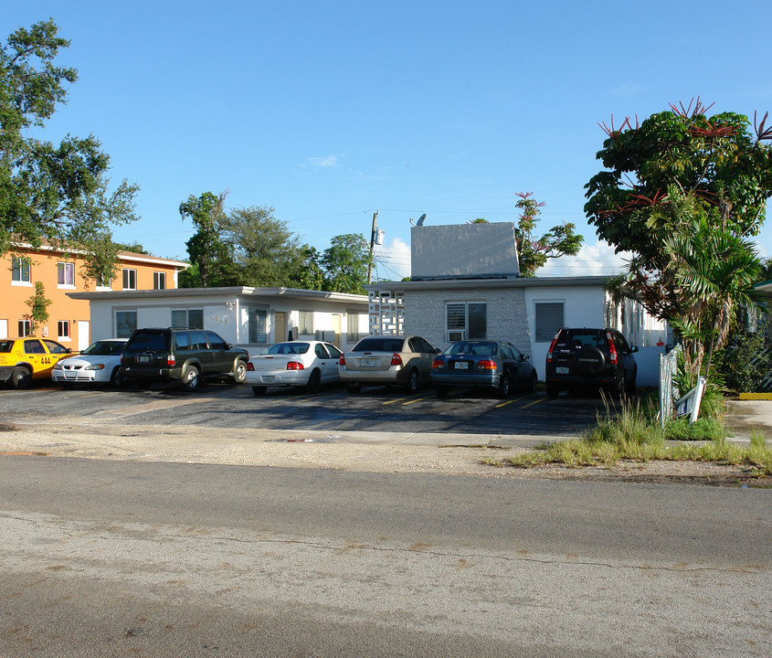 1245 NE 127th St in North Miami, FL - Foto de edificio