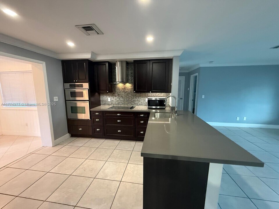 2765 SW 47th St in Fort Lauderdale, FL - Building Photo