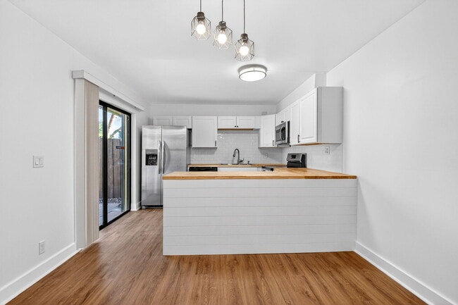 198 Lake Arbor Dr in Palm Springs, FL - Building Photo - Building Photo