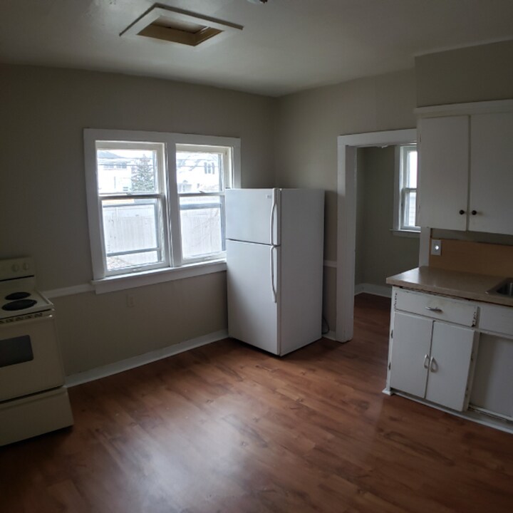 52 W 16th St in Holland, MI - Building Photo