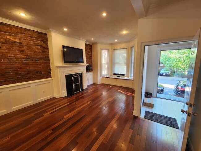 566 E 5th St, Unit 1 in Boston, MA - Foto de edificio - Building Photo