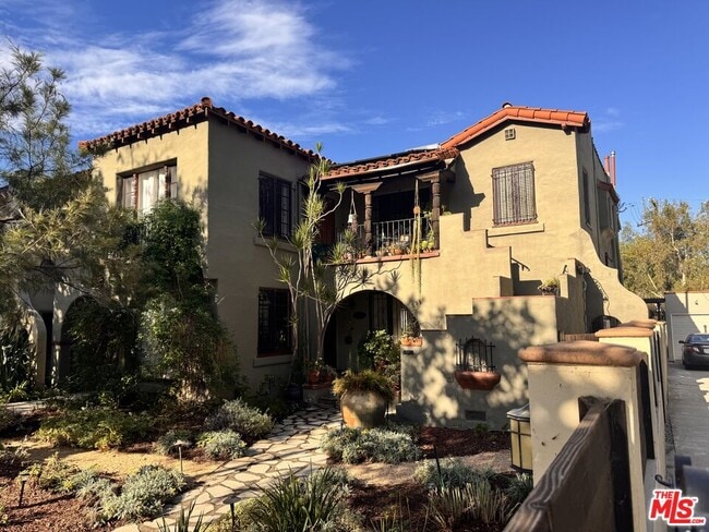 property at 815 N Harper Ave