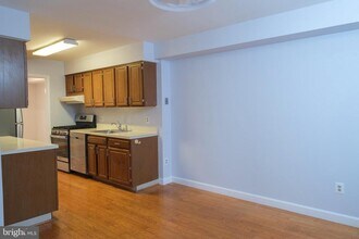 14654 Bauer Dr in Rockville, MD - Foto de edificio - Building Photo