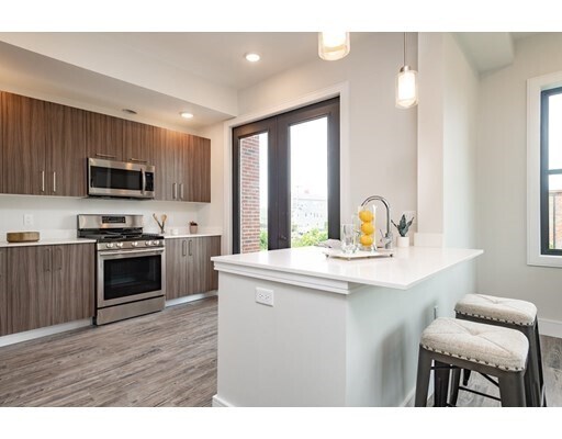 16 Laurel St-Unit -305 in Everett, MA - Building Photo - Building Photo