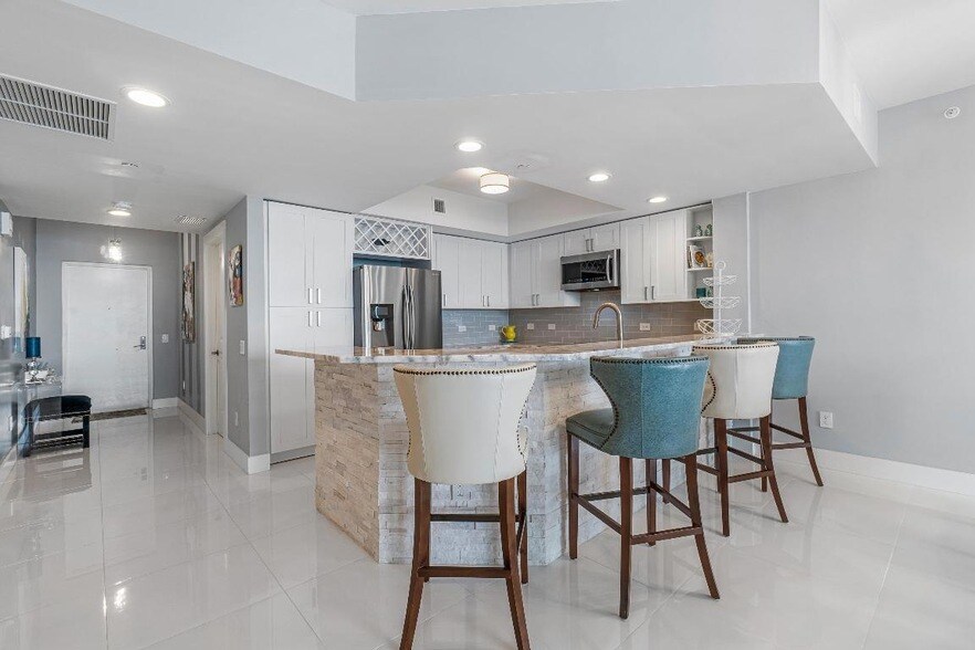 2640 Lake Shore Dr, Unit 415 in Riviera Beach, FL - Building Photo