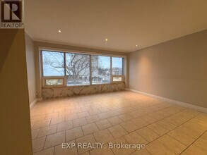 258-258 Lakeshore Rd E in Mississauga, ON - Building Photo - Building Photo