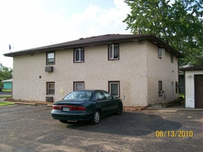 6060 2 1/2 St NE in Fridley, MN - Foto de edificio - Building Photo