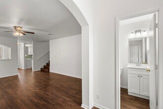 210 Summerside Ave in Lockhart, TX - Building Photo - Building Photo