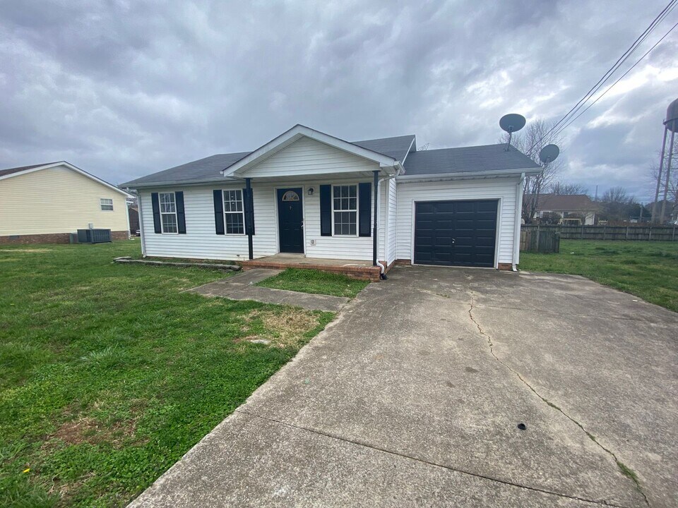 708 Carbondale Dr in Oak Grove, KY - Building Photo