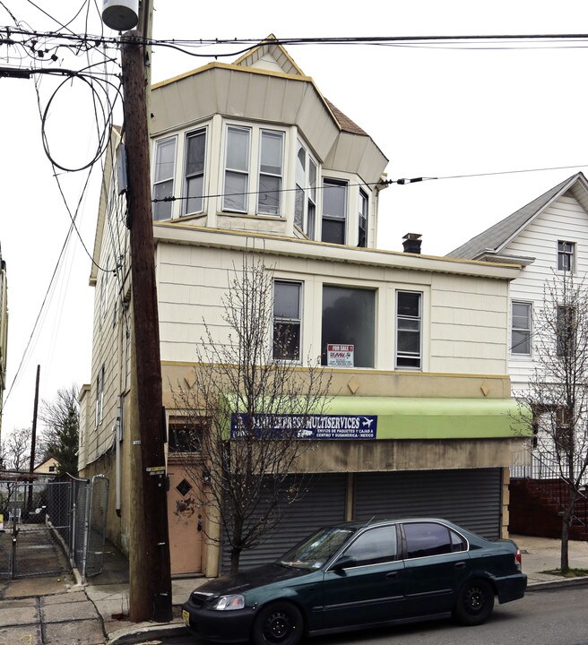 31-33 3rd St in Elizabeth, NJ - Building Photo
