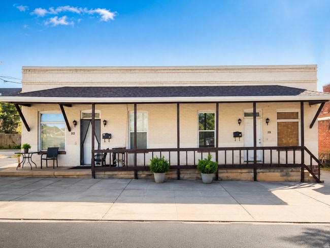 property at 864 E Menlo Ave