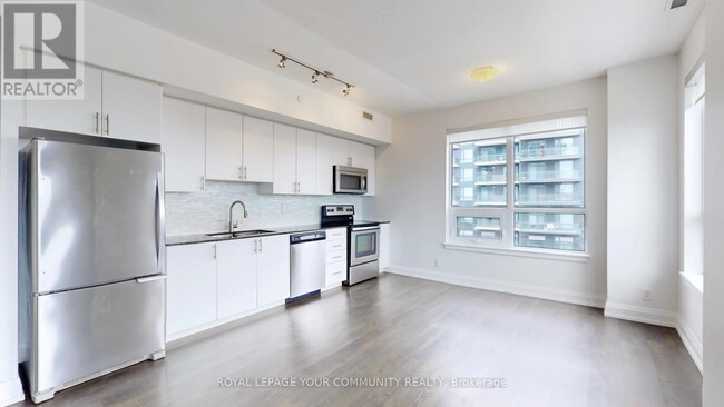 7900-7900 Bathurst St in Vaughan, ON - Building Photo - Building Photo