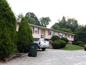 623-649 W Bath Rd in Cuyahoga Falls, OH - Foto de edificio - Building Photo