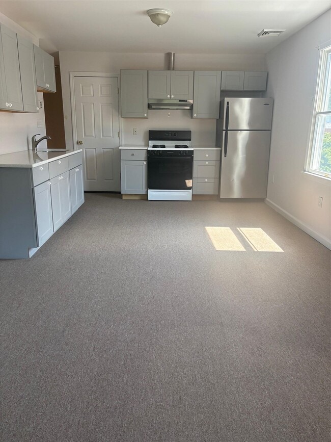 679 Montauk Hwy in Oakdale, NY - Building Photo - Building Photo