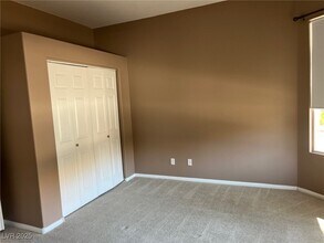 8640 Castle Hill Ave in Las Vegas, NV - Building Photo - Building Photo