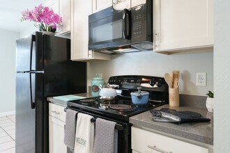 Redwood Plaza Apartments in Fremont, CA - Foto de edificio - Interior Photo