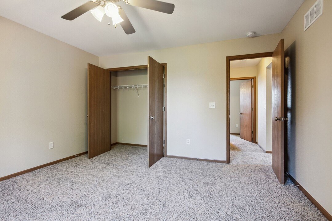 1022 NW Willow Dr in Grain Valley, MO - Building Photo