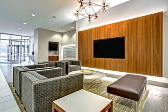 2554 N Clark St, Unit 1004 in Chicago, IL - Building Photo - Building Photo