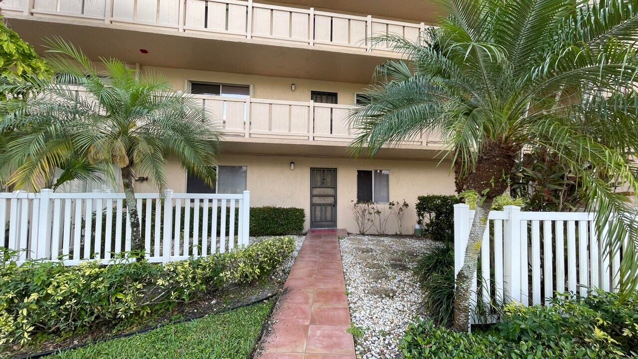 7006 Huntington Ln in Delray Beach, FL - Building Photo