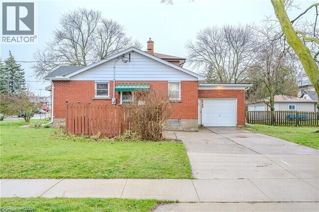 68 Jansen Ave in Kitchener, ON - Building Photo - Building Photo