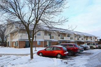 Stoughton Arms in Stoughton, WI - Foto de edificio - Building Photo