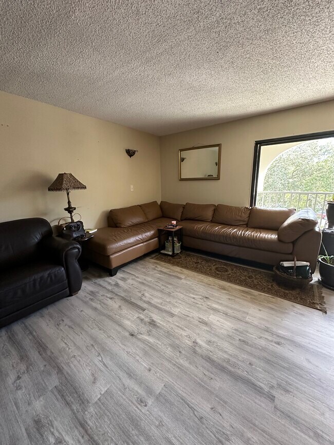 105 4th Ave NE, Unit 105 4th Ave. NE #329 in St. Petersburg, FL - Foto de edificio - Building Photo