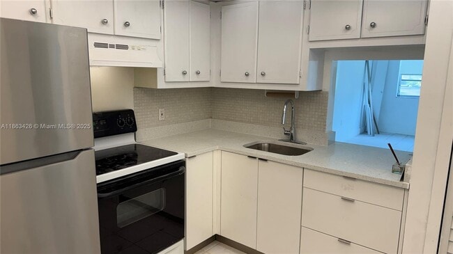 2950 NE 201st Terrace in Aventura, FL - Building Photo - Building Photo