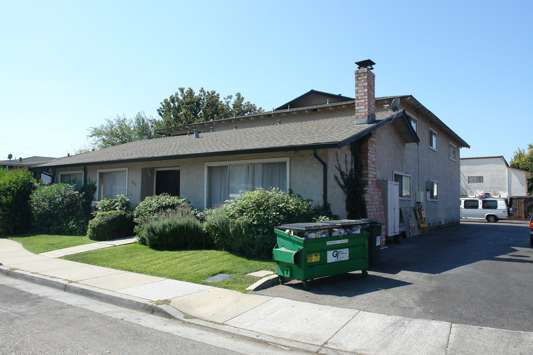 890 Canfield Ct in San Jose, CA - Foto de edificio