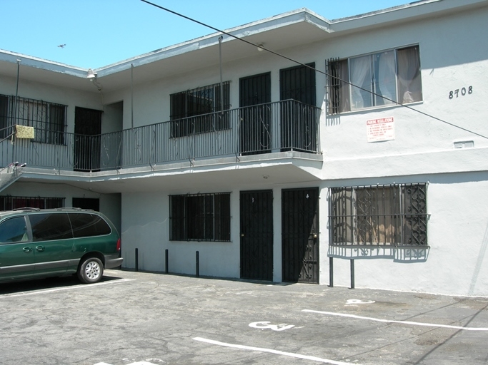 8708 S Hoover St in Los Angeles, CA - Building Photo