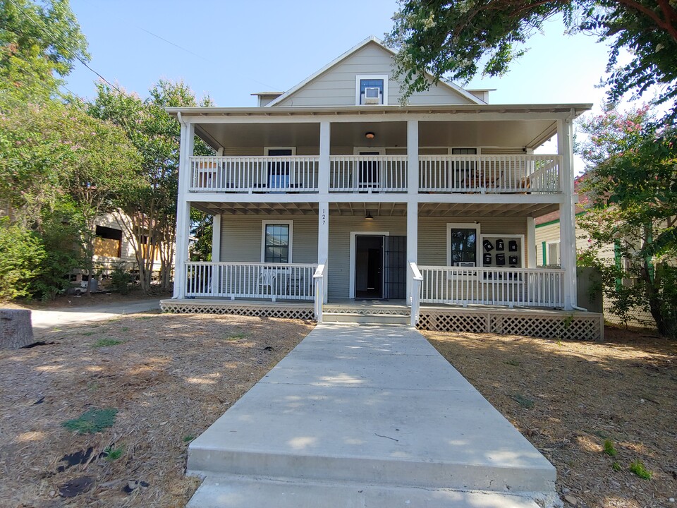 127 Sandmeyer St in San Antonio, TX - Foto de edificio