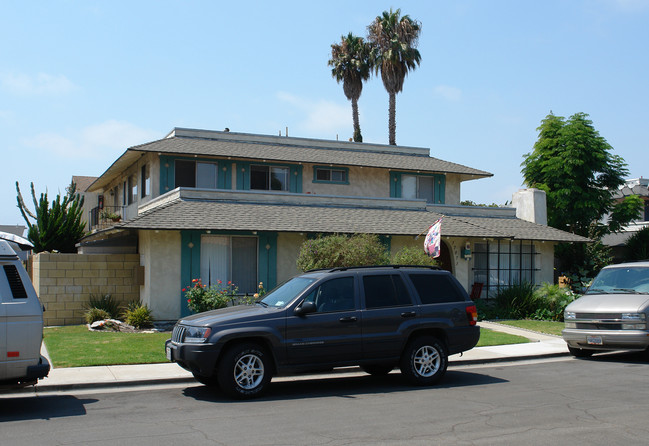 17071 Evergreen Cir in Huntington Beach, CA - Building Photo - Building Photo