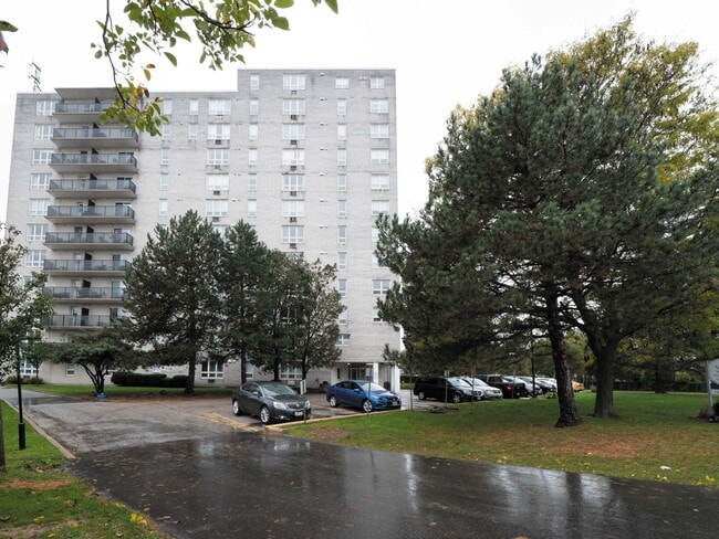 8325 Riverside Dr E in Windsor, ON - Building Photo - Building Photo