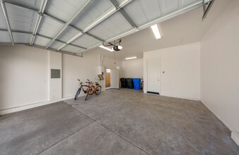 2522 Amur Ave in Manteca, CA - Foto de edificio - Building Photo