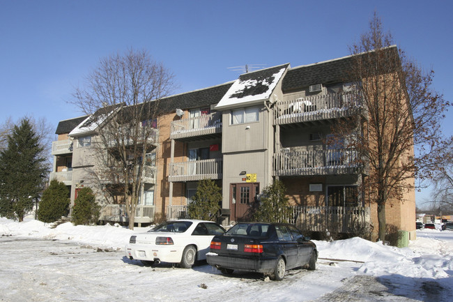 S & H G Apartments in Aurora, IL - Building Photo - Building Photo