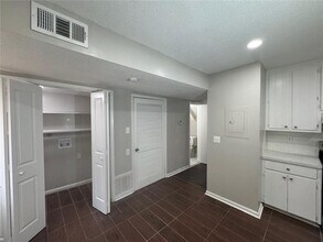 385 Holly Ridge Dr NW in Lilburn, GA - Building Photo - Building Photo