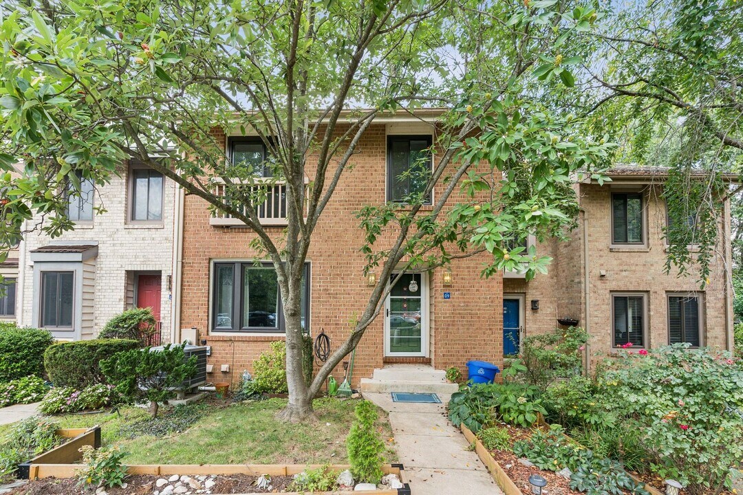 2009 Swans Neck Way in Reston, VA - Building Photo