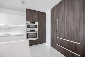 851 NE 1st Ave, Unit 2801 in Miami, FL - Foto de edificio - Building Photo